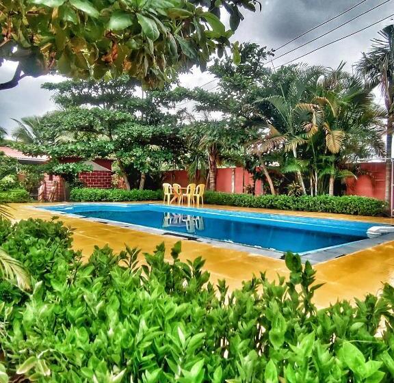 בית מלון כפרי Opulence Resort Awas Alibaug