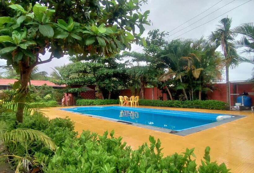בית מלון כפרי Opulence Resort Awas Alibaug
