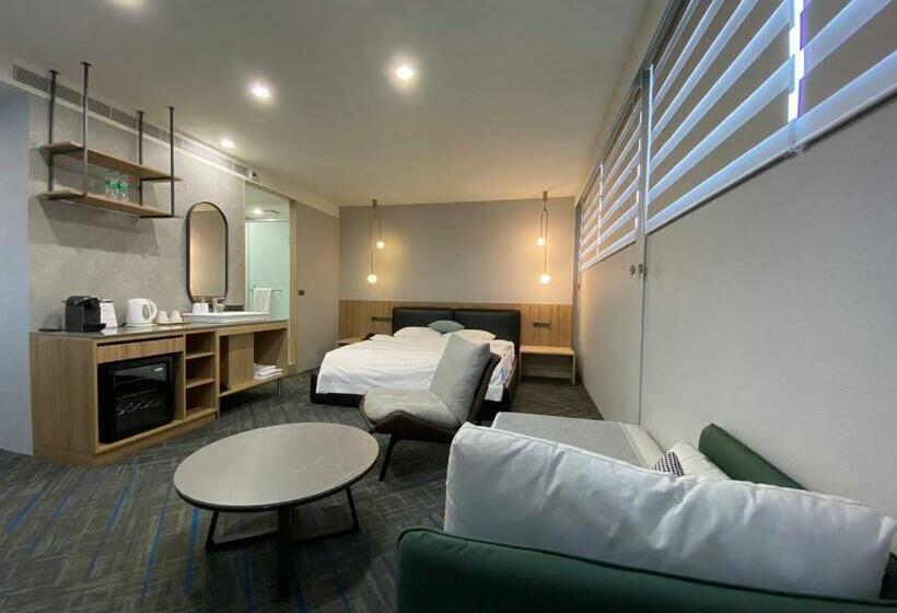 هاستل Jiji Plus