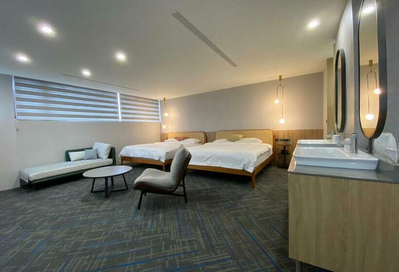 هاستل Jiji Plus