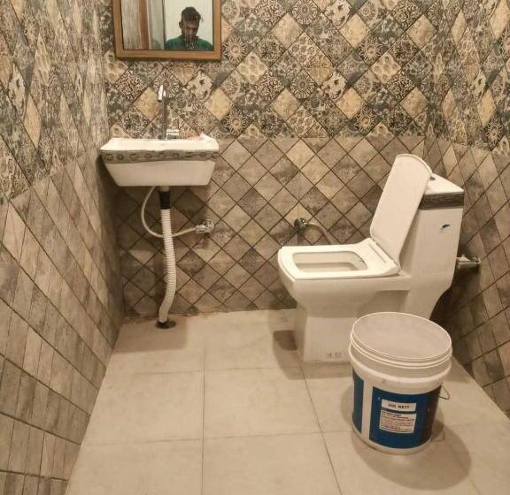 Отель Oyo 80841 Pari Guest House