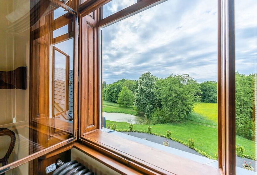 هتل Zámek Dobřenice