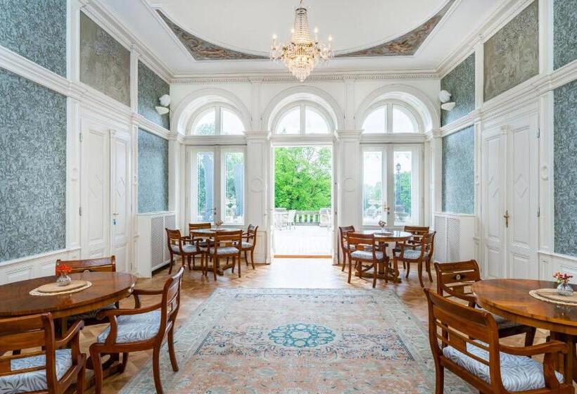 هتل Zámek Dobřenice