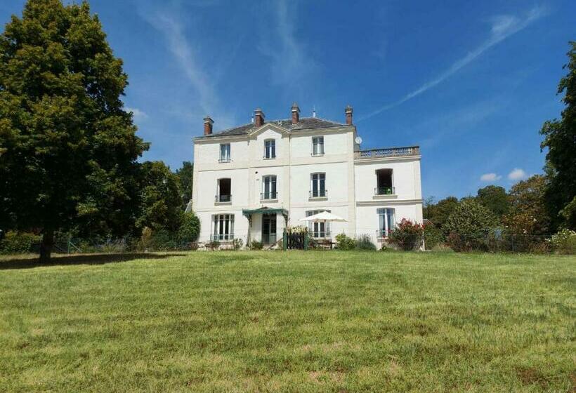 Bed and Breakfast Manoir Le Parc Near Paris & Disneyland