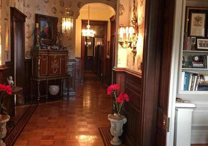 تختخواب و صبحانه Burke Mansion