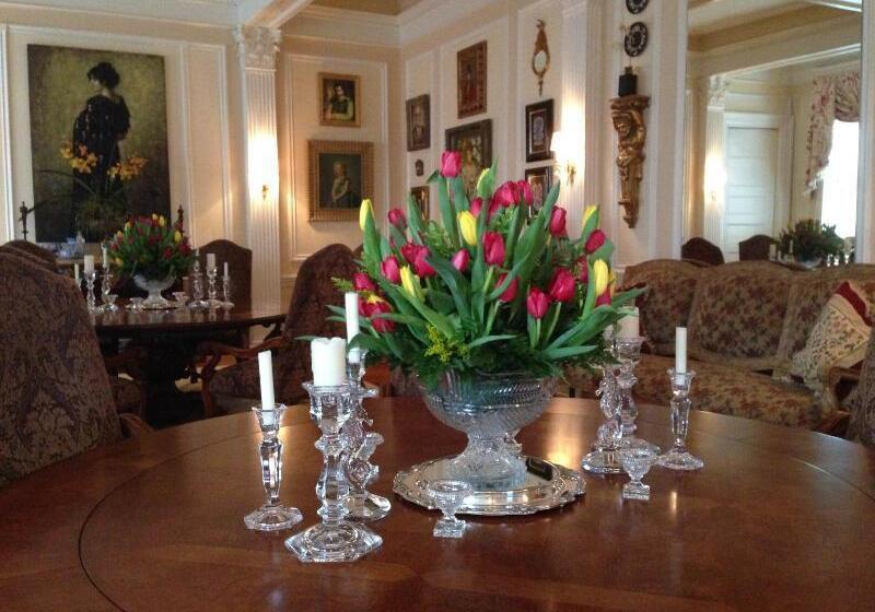 تختخواب و صبحانه Burke Mansion