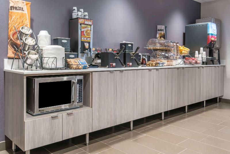 Отель Coratel Inn & Suites By Jasper Rochester