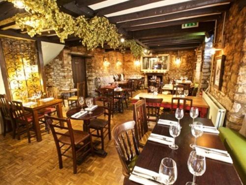 여관 Woodstock Arms
