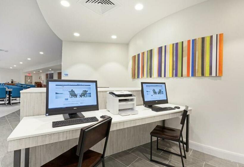 ホテル Holiday Inn Express & Suites Panama City Beach Beachfront, An Ihg