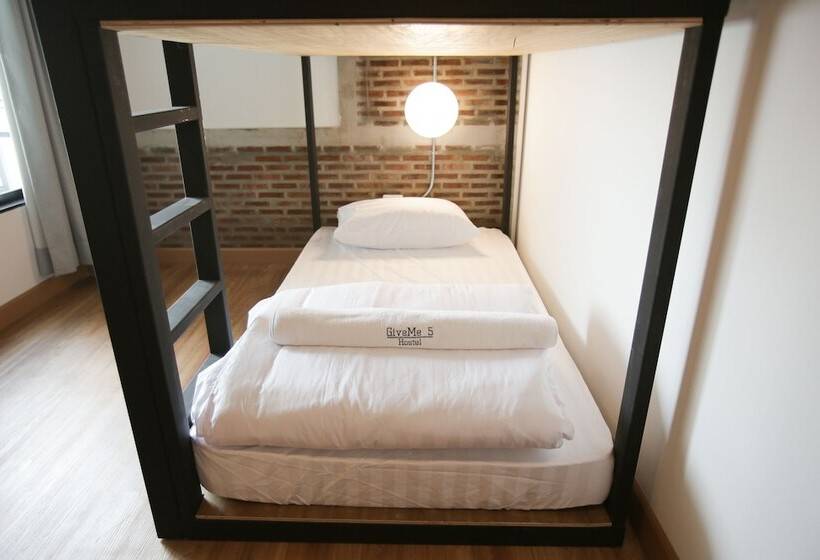 Give Me 5 Hostel
