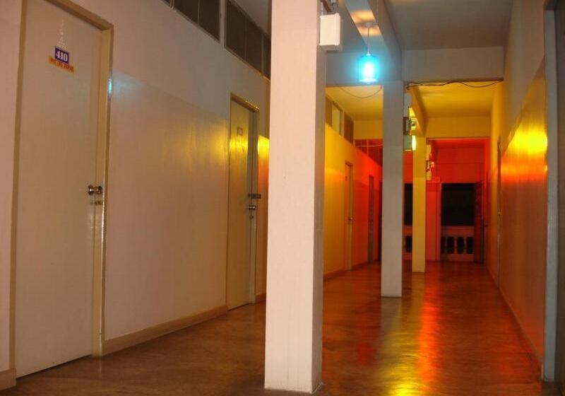 호텔 B&b House & Hostel