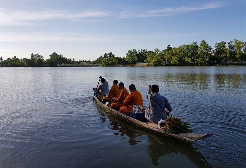 استراحتگاه The Grace Amphawa