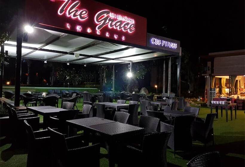 استراحتگاه The Grace Amphawa