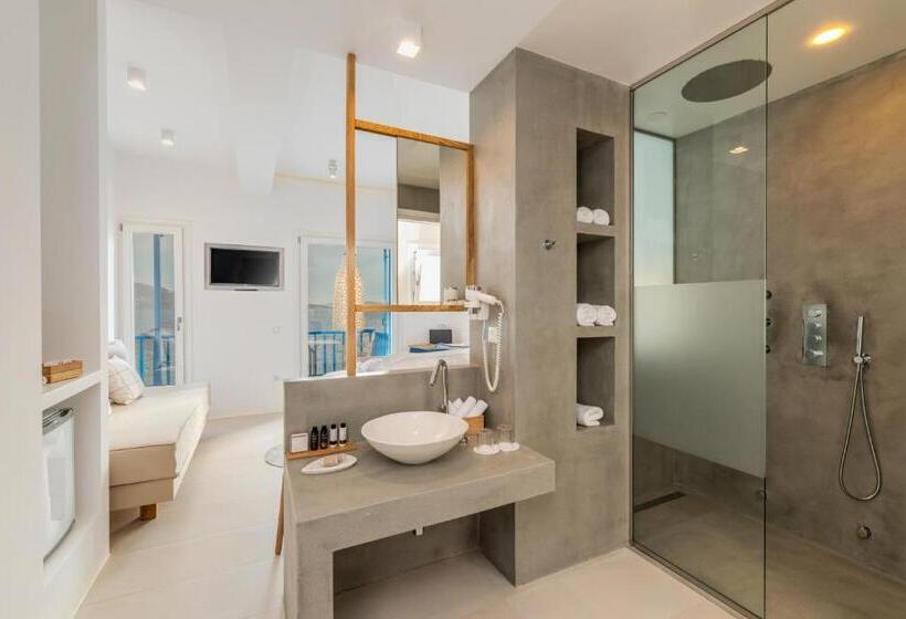 هتل Bluetopia Suites