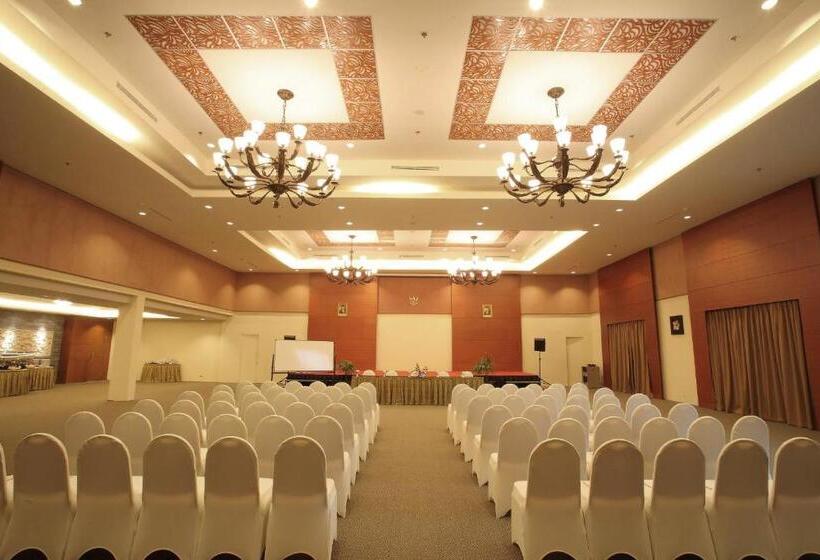 هتل Aston Tanjung City