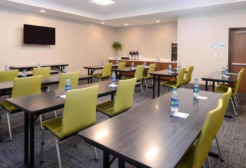 فندق Holiday Inn Express & Suites   St. Petersburg   Madeira Beach, An Ihg