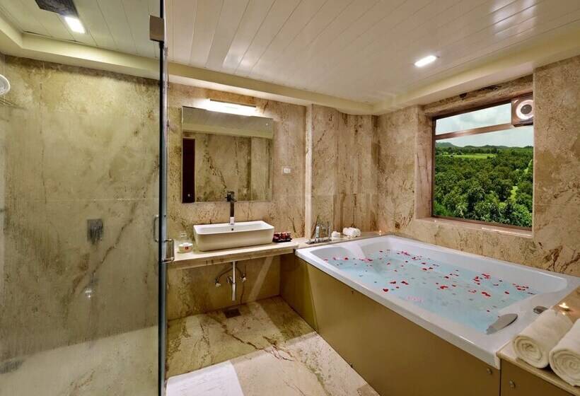 فندق Sarovar Portico Sasangir