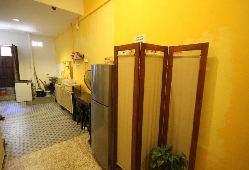 Cocoa Mews Cafe & Homestay   Hostel