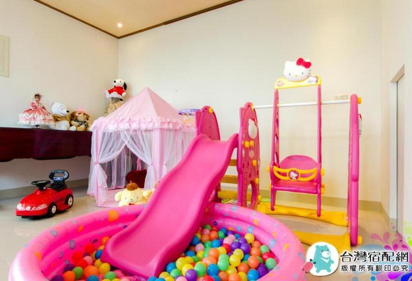 تختخواب و صبحانه Avica Homestay