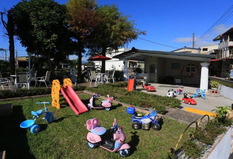 تختخواب و صبحانه Avica Homestay