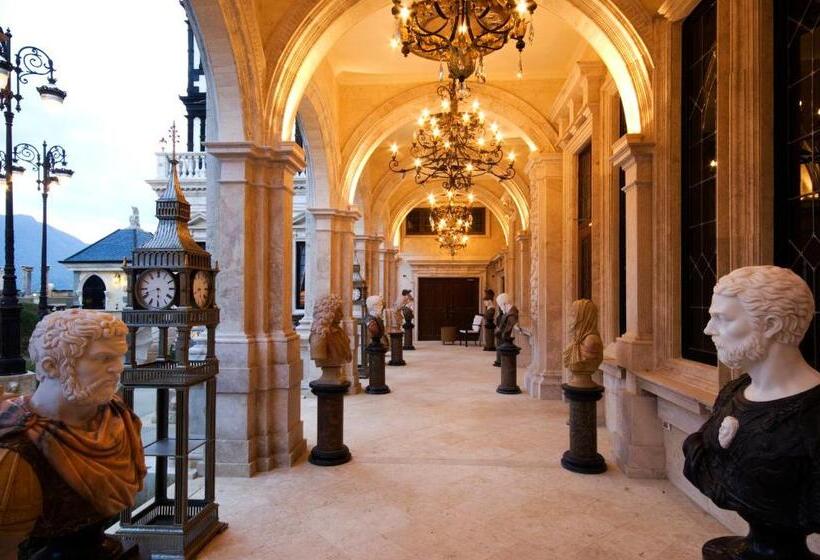 هتل The Old England Manor