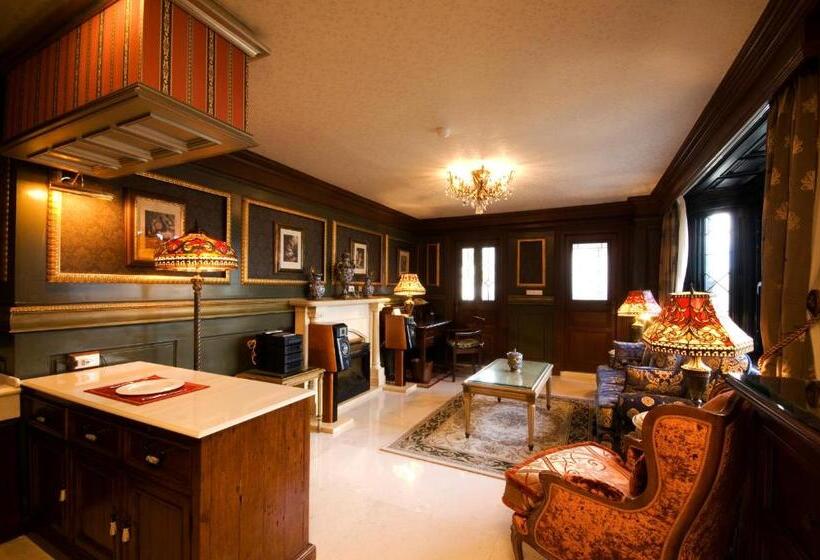 هتل The Old England Manor