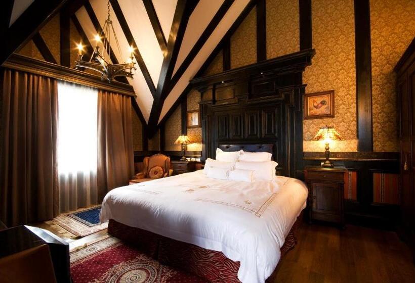 هتل The Old England Manor