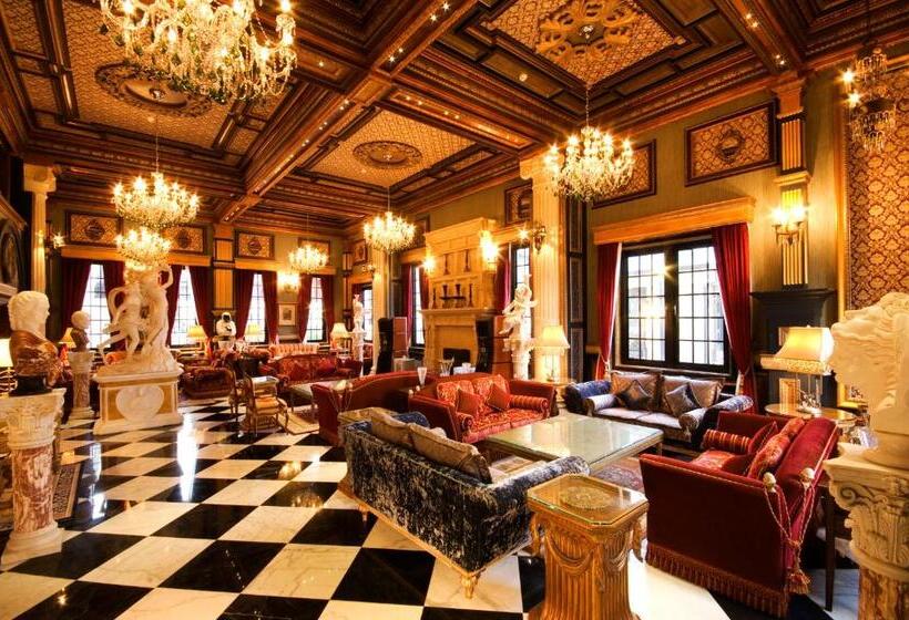 هتل The Old England Manor