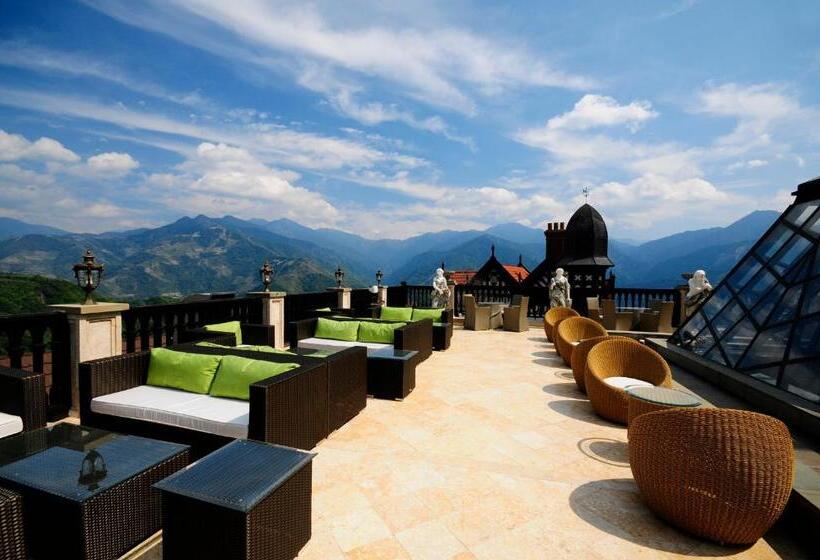 هتل The Old England Manor