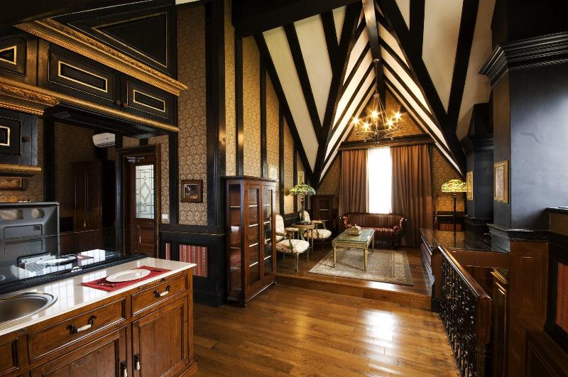 هتل The Old England Manor