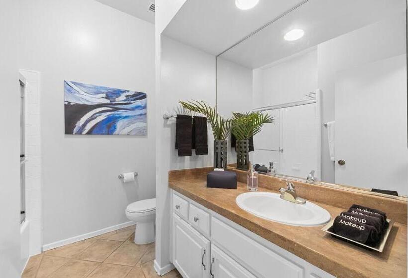 Beverly Hills Penthouse 2 Br Apt With Parking 407