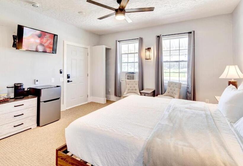 هتل Eagle’s Landing Lodge