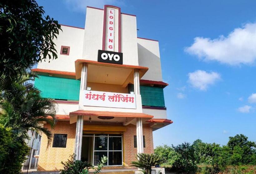 בית מלון כפרי Oyo Flagship Gandharv Lodging & Boarding