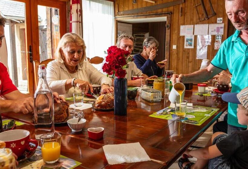住宿加早餐  Chambres D Hôtes Coeur De Bastié Et Ranch Du Lévézou