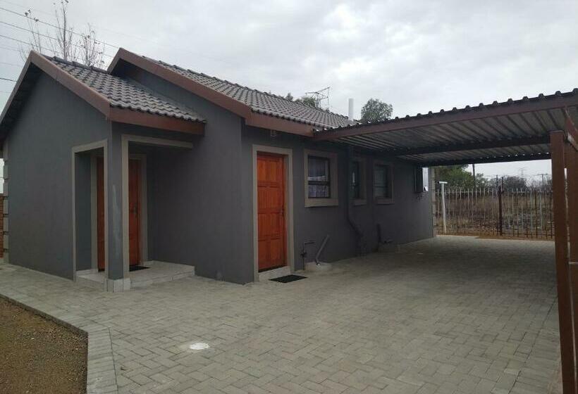 הוסטל Moonlight Inn  206 Unit 1