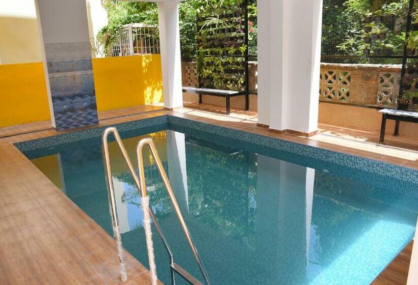 هتل Le Premier Inn   With A Swimming Pool , Beside The Bay !