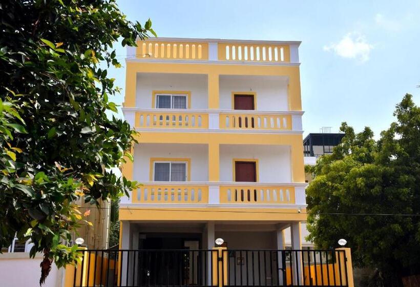 هتل Le Premier Inn   With A Swimming Pool , Beside The Bay !