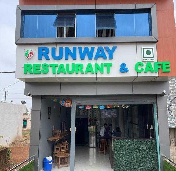 ホテル Spot On Runway Restaurant And
