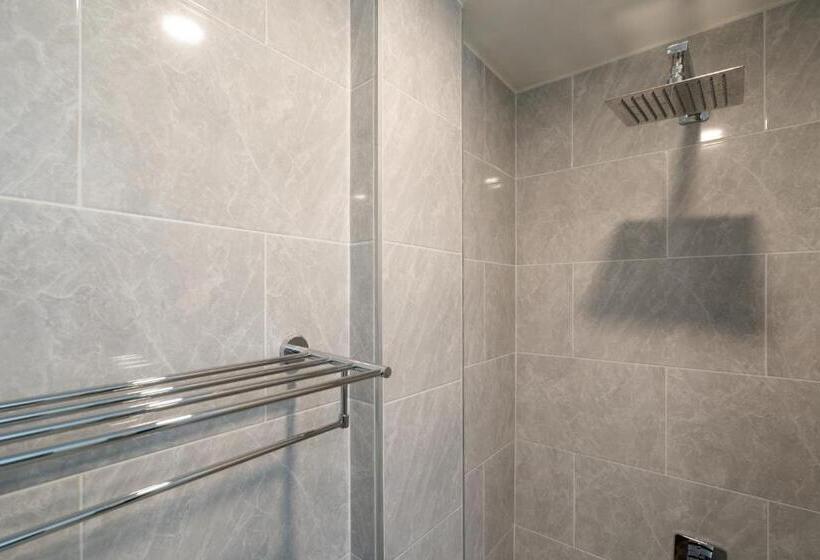 هتل Castle Patong Amazing Private Pool Villa In Great Location Of Patong