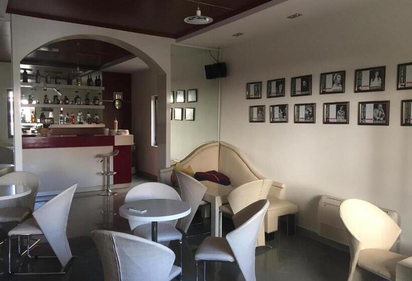 Hostel Grande House
