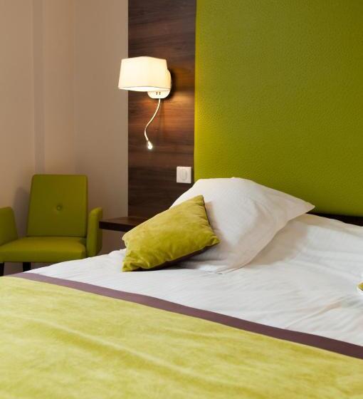 Logis Hotel Du Parc Restaurant   Le Rouget De Lisle