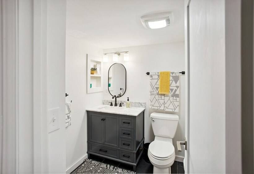 Charming & Bright Crystal Home W/ Fire Table!