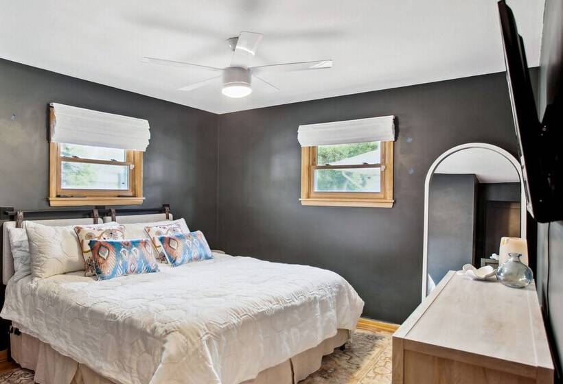 Charming & Bright Crystal Home W/ Fire Table!