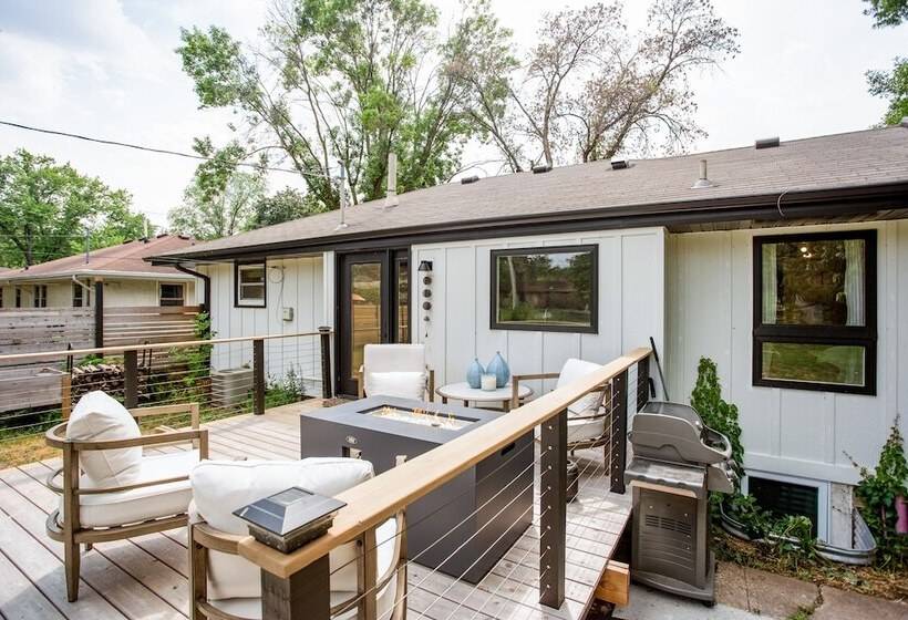 Charming & Bright Crystal Home W/ Fire Table!