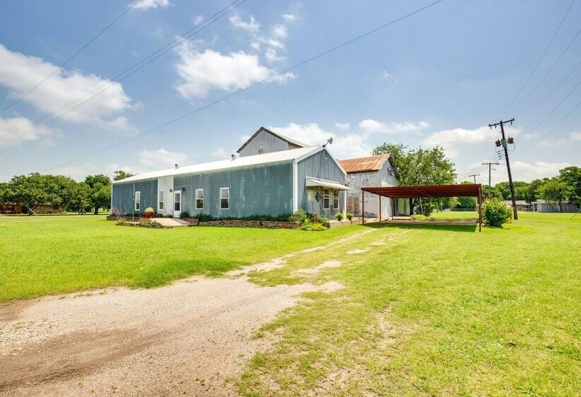 Charming Oklahoma Escape Near Beaches & Golfing!