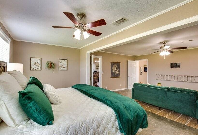 Charming Oklahoma Escape Near Beaches & Golfing!