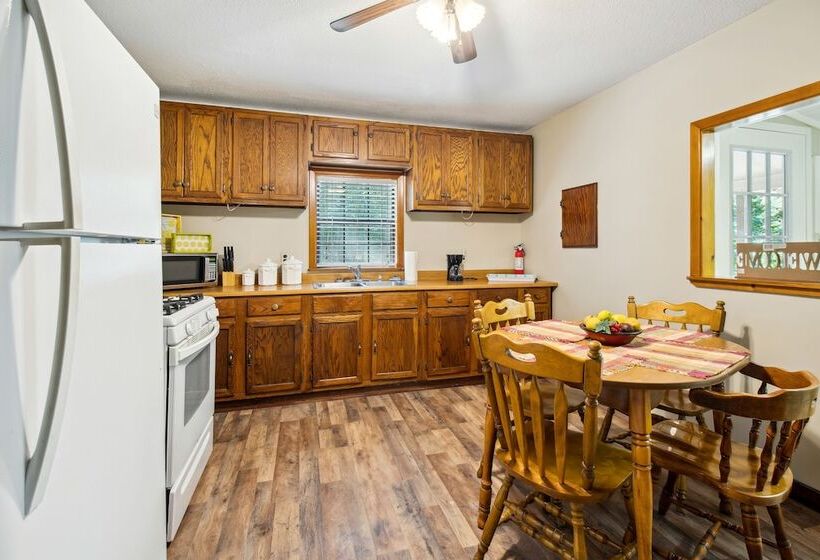 Charming Pocahontas Escape Near Historic Downtown!