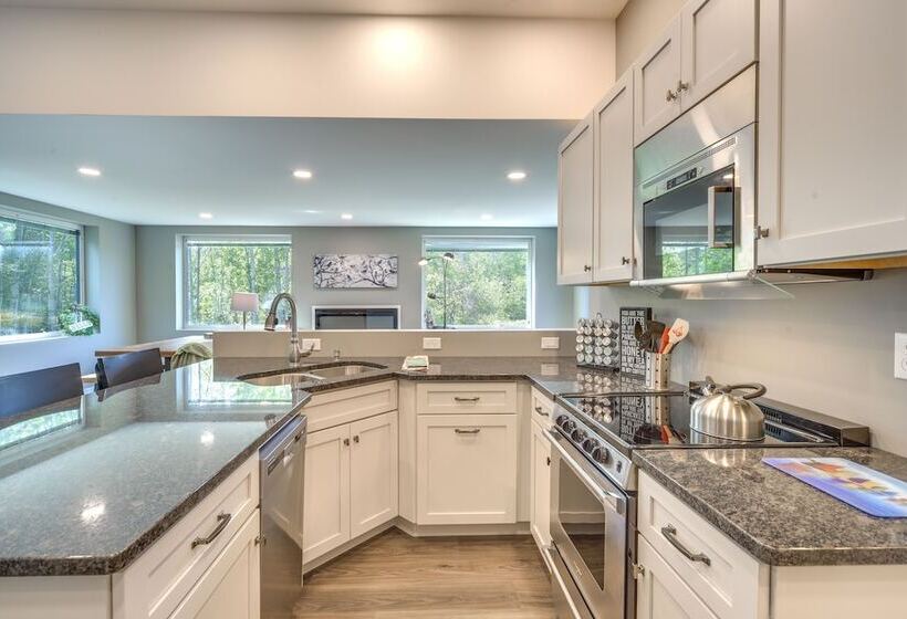 Cozy Cornucopia Retreat W/ Fire Pit & Grill!