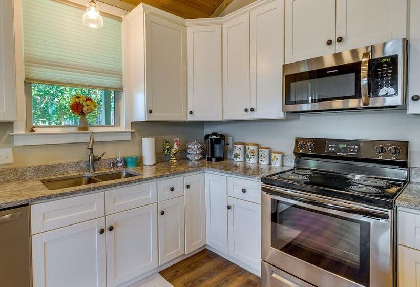 Escape To Nature: Lakefront Jay Cottage W/ Views!