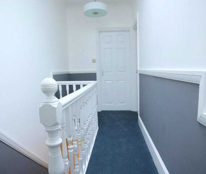 Резиденция Impeccable 3 Bed House In Plumstead, London